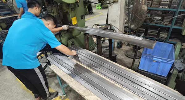 合頁(yè)的平直順，穩(wěn)定與和諧的象征|廣有五金&東莞合頁(yè)